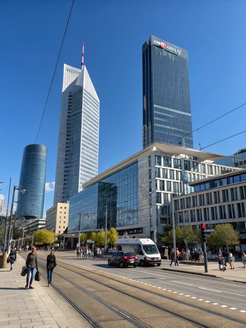 A vibrant image of Lyon, France, highlighting its historical architecture and bustling city life, indicating Epav'Express's operational presence in Lyon.